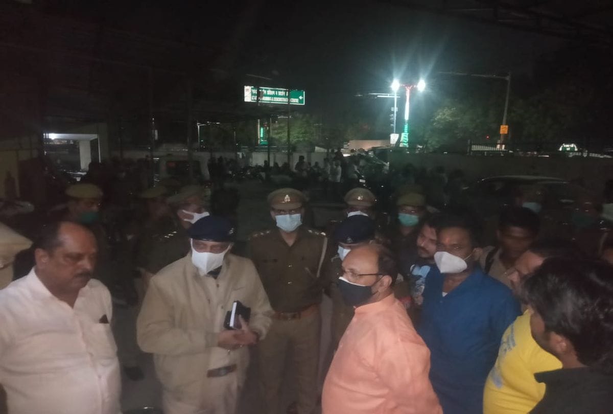 Advocate Father Shot Dead In Shahganj Police Station Ares Crime News