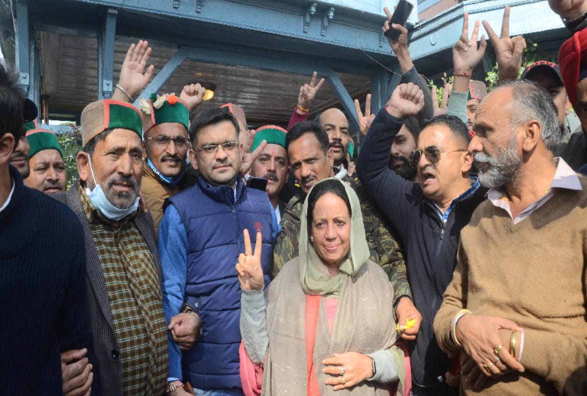 congress candidate Pratibha Singh got emotional after the victory in byelection