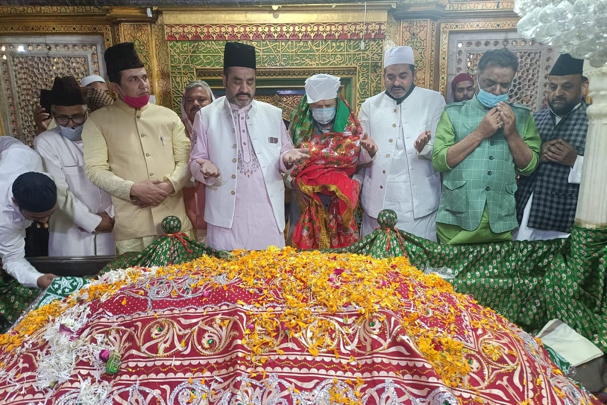RSS leader Indresh Kumar lit lamps at Nizamuddin Dargah on Dhanteras and 718th annual Urs