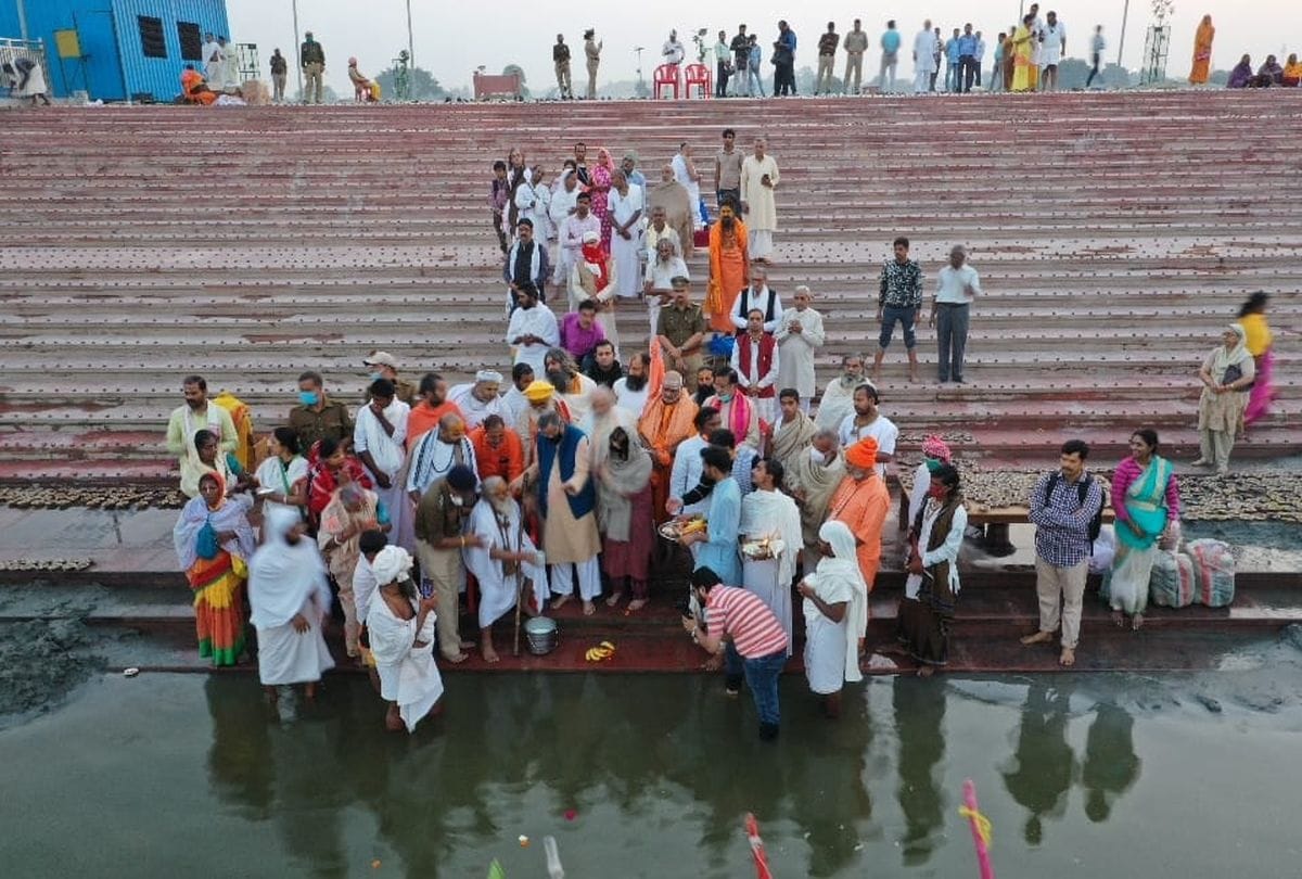 Widows Cerebrates Deepawali Deepdan At Keshi Ghat
