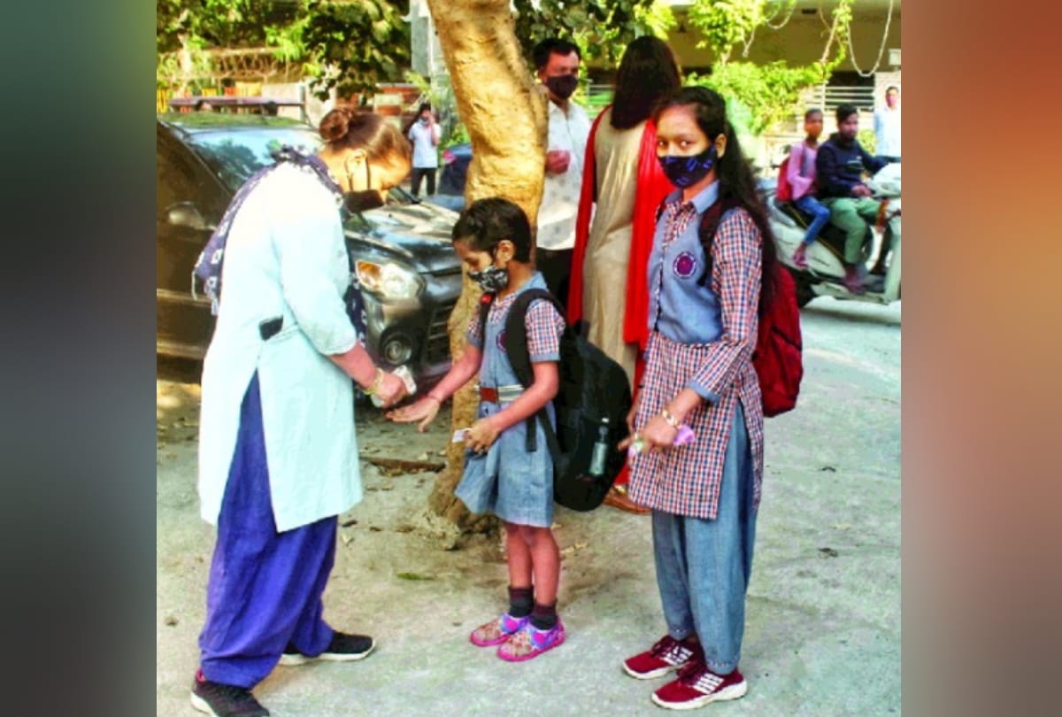 Noida Corona Cases Update In Last 24 Hours 107 New Cases and 33 School Students Infected News In Hindi