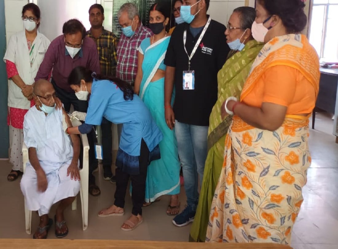 125 years old swami shivanand of varanasi get corona vaccine second dose became oldest man in country