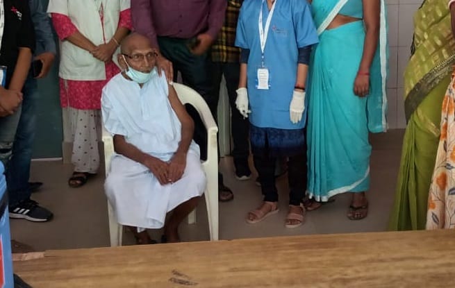 125 years old swami shivanand of varanasi get corona vaccine second dose became oldest man in country
