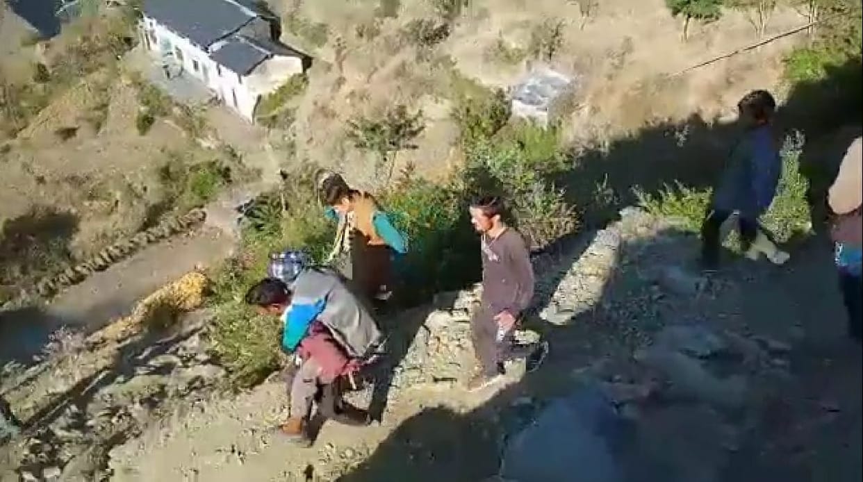 72-year-old Chandu, who was suffering from stomach ache, was carried on the back 72-year-old Chandu, who was suffering from stomach ache, was carried on the back to the road