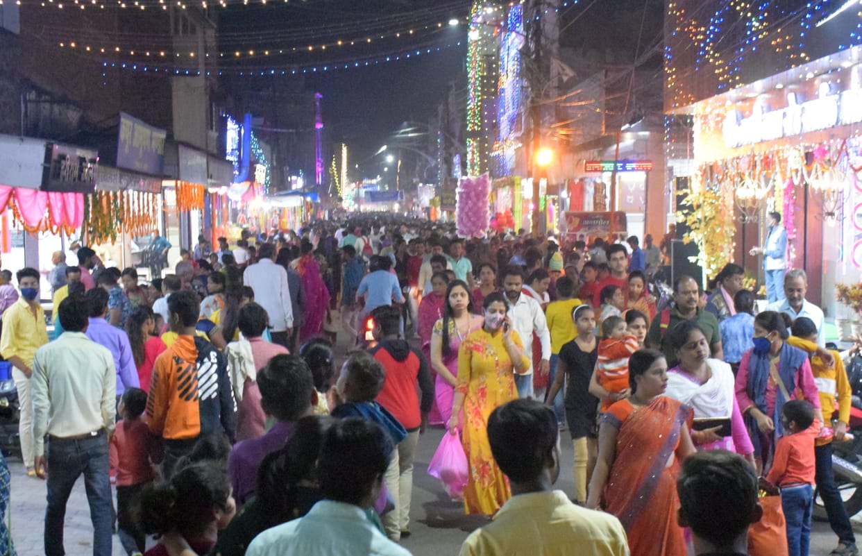 marcket full of shoppers on dhanteras