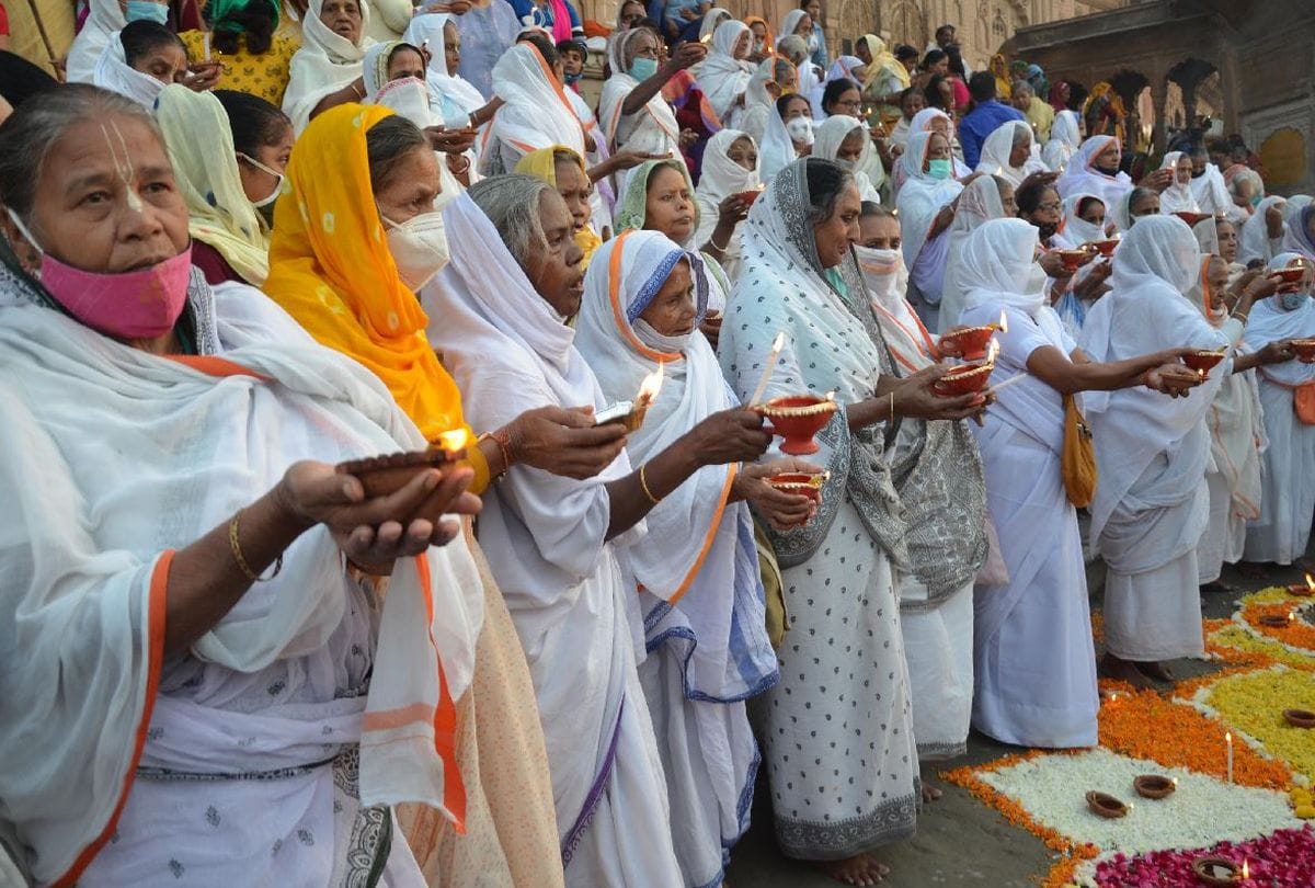 Widows Cerebrates Deepawali Deepdan At Keshi Ghat
