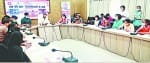 डीएम से बात करतीं महिलाएं।
