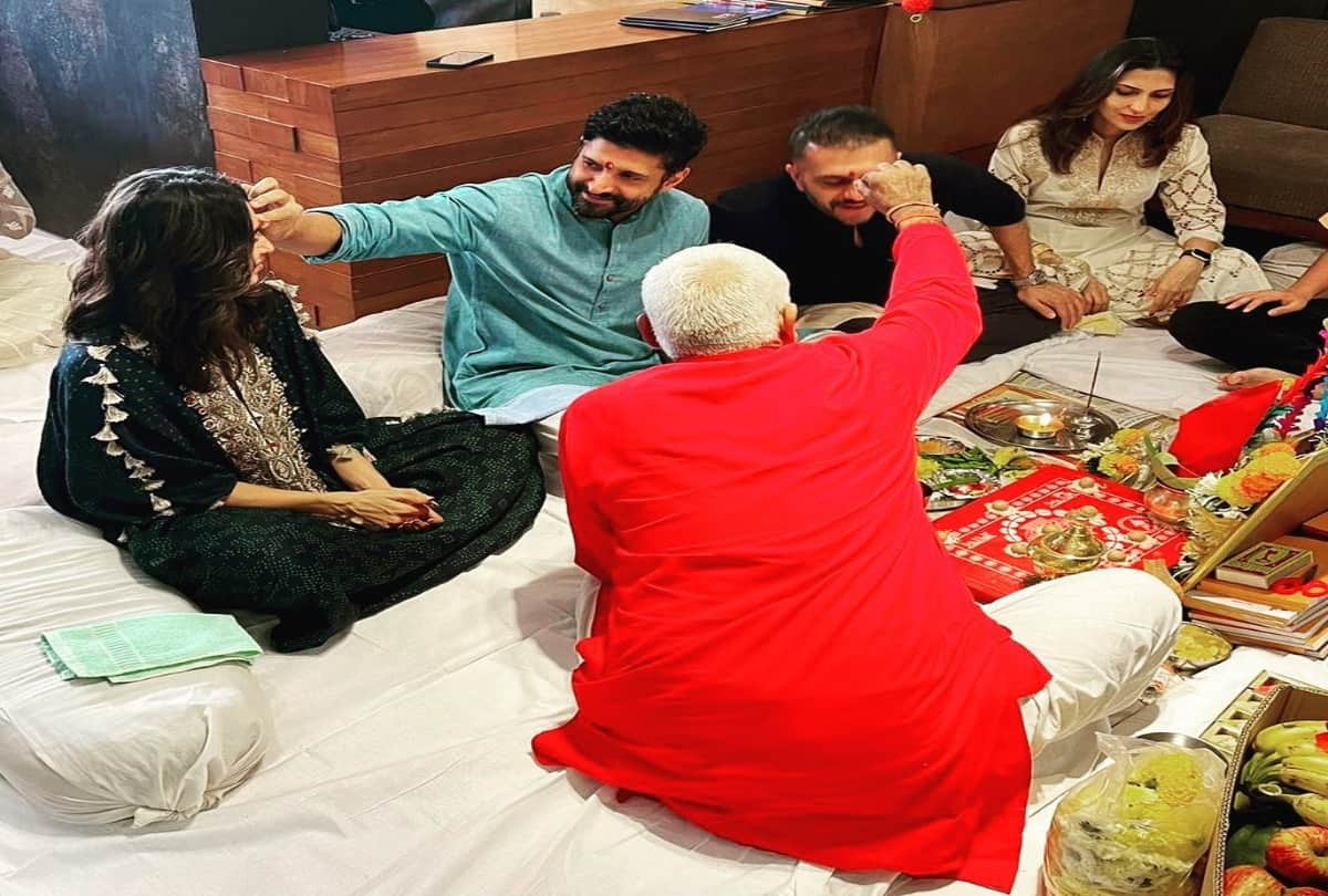Social Media: Farhan Akhtar shared a picture of Diwali Puja with Shibani Dandekar was seen wearing tilak on his forehead
