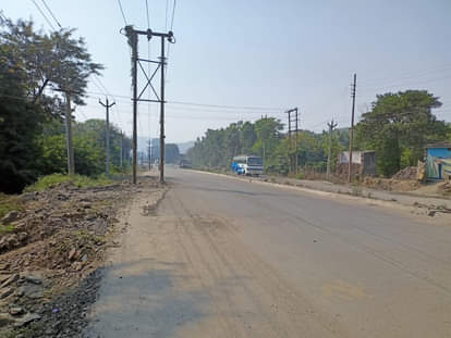 निर्माणाधीन अनपरा-शक्तिनगर फोरलेन पर बीच में खड़ा पोल।