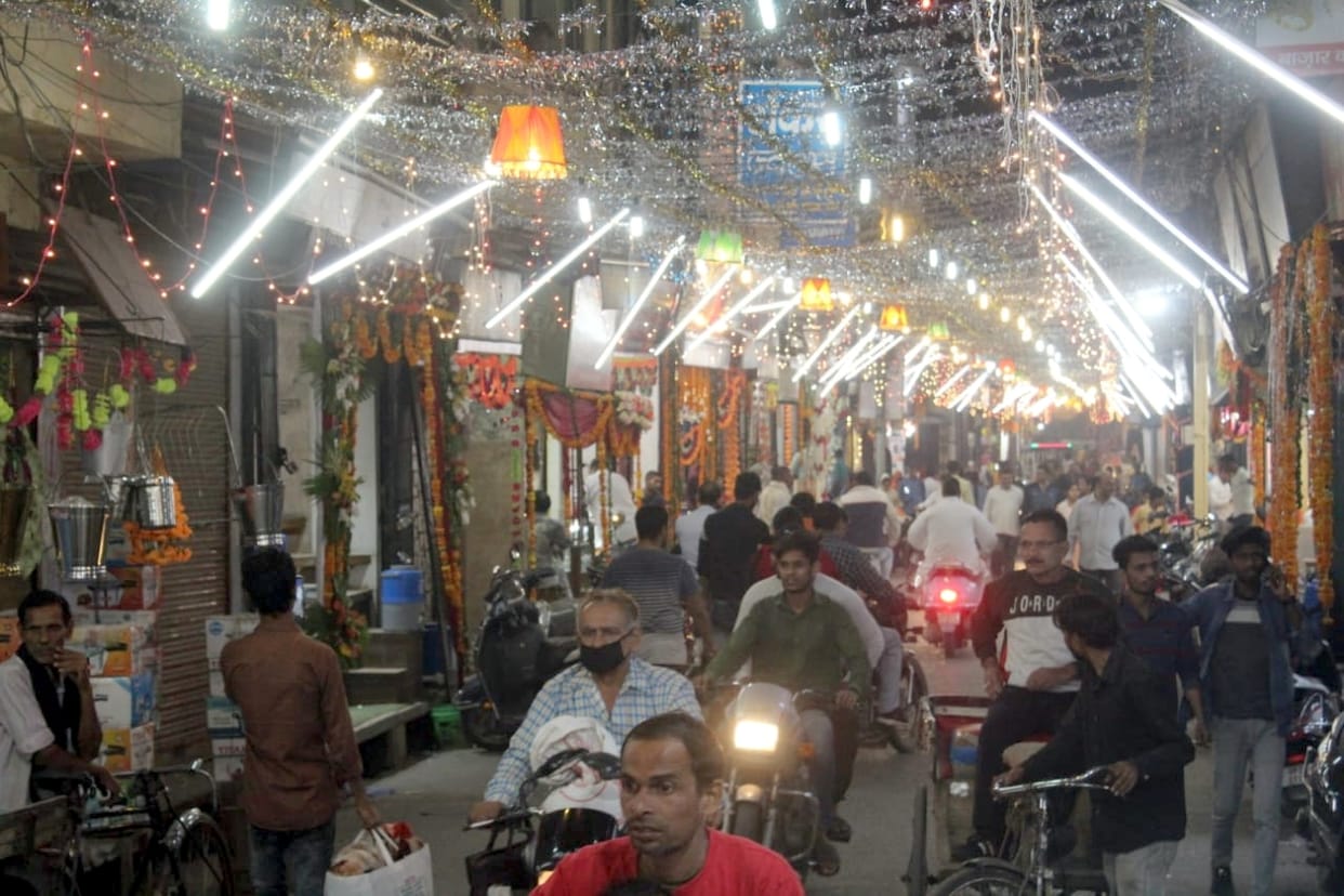 Market shines on Dhanteras, business crosses 22 crores