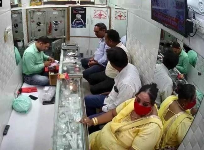 Woman stole jewelery worth Rs 1.25 lakh from a jeweler's shop