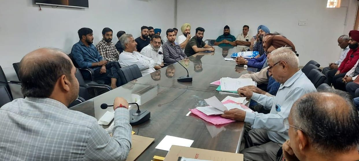Notice issued to textile market shopkeepers for depositing arrears of six lakh rupees, expressed protest