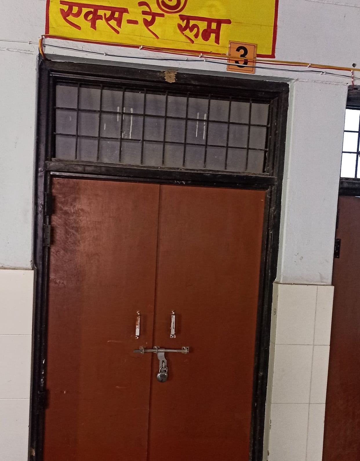fathepur news,Locked in the X-ray room even after the machine came