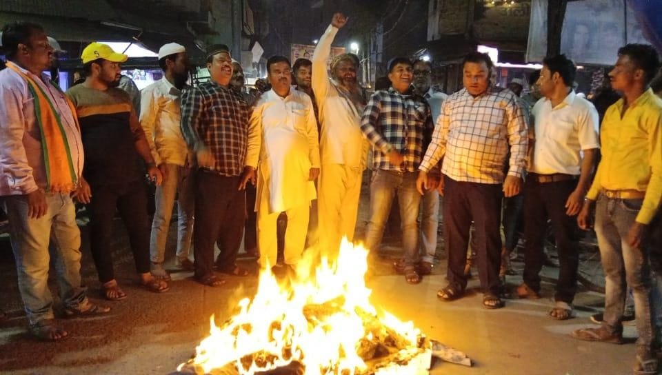 BJP leaders burnt Akhilesh's effigy