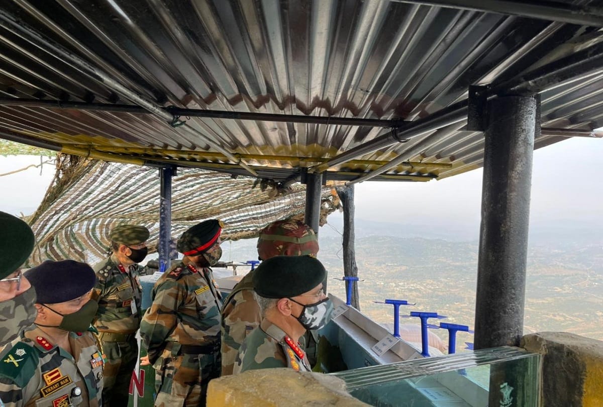 Before PM Modi's visit, Army Chief Naravane inspected the border situation, inspected the forward posts of LoC