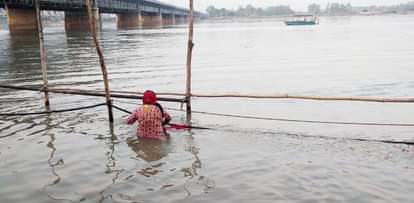 ब्रजघाट में कार्तिक अमावस्या को लेकर गंगा में लगी बैरिकेडिंग।