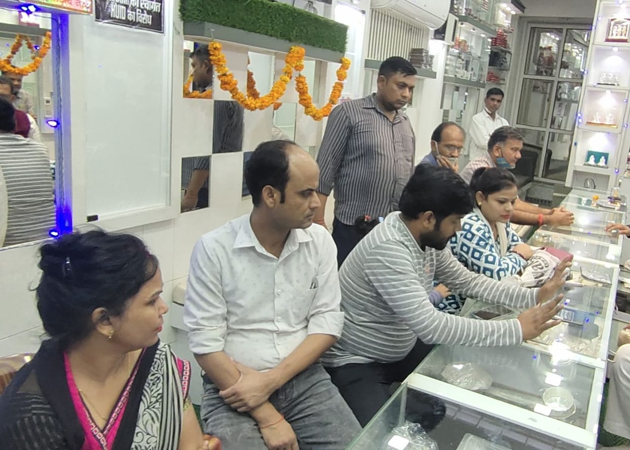 business of more than 65 crores on Dhanteras