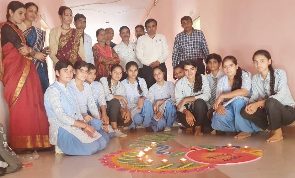 12th class was first in Rangoli competition