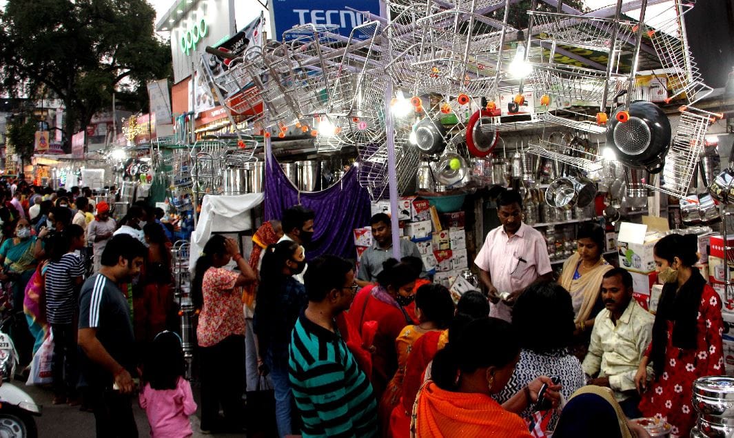 dhanteras 2021 800 crores business in Varanasi bullion auto mobile crockery traders giggled