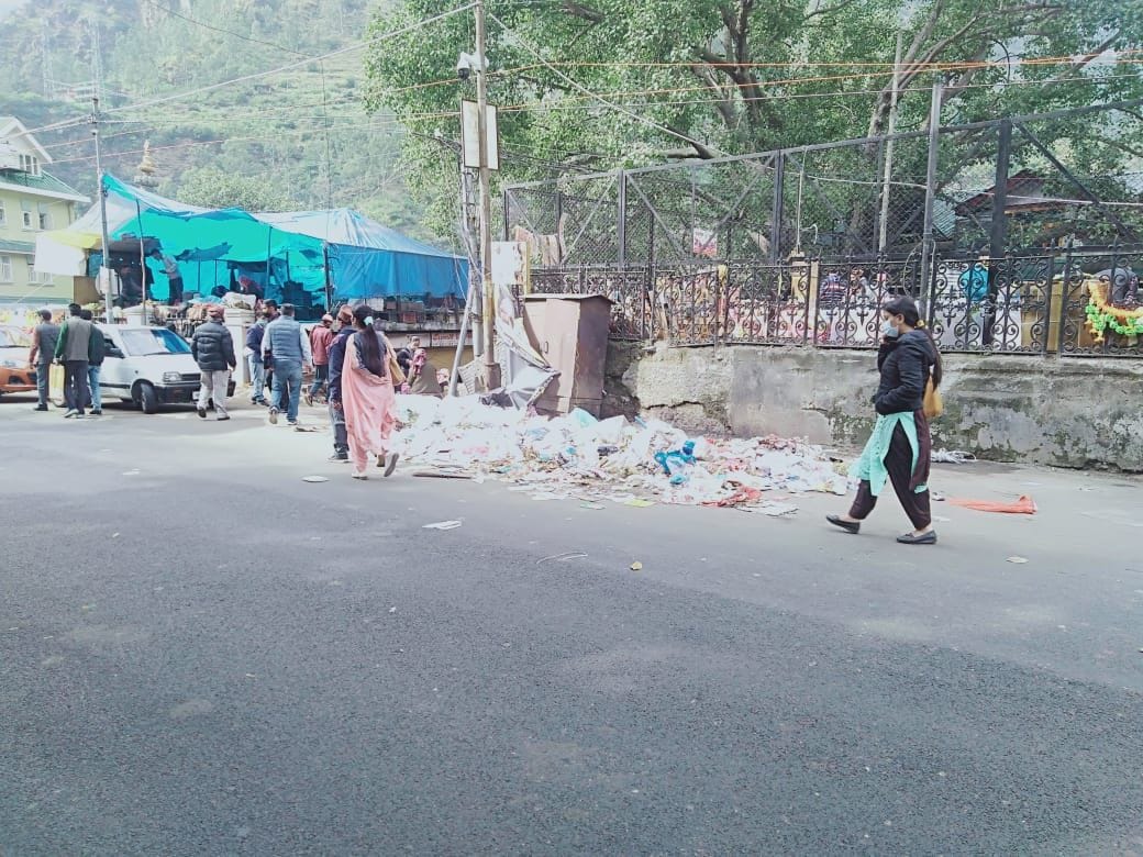 rampur bazaar full of garbage due to employee not came in duty
