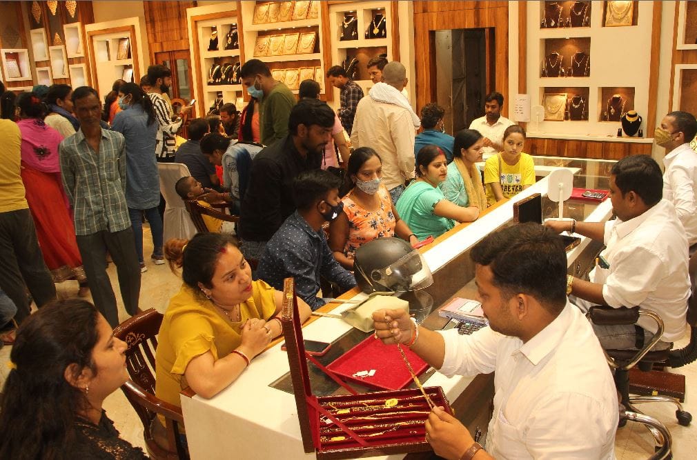dhanteras 2021 800 crores business in Varanasi bullion auto mobile crockery traders giggled