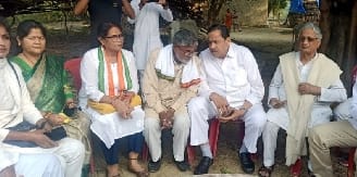 Naseemuddin Siddiqui met the family members of the deceased farmer