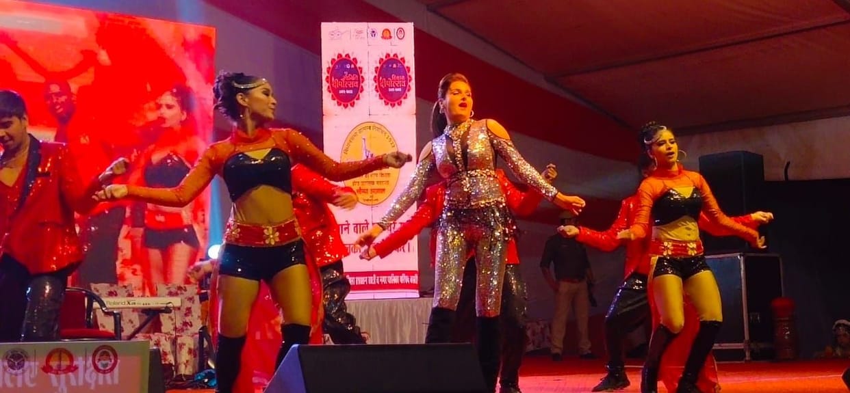 The audience danced on Monica Bedi's dance