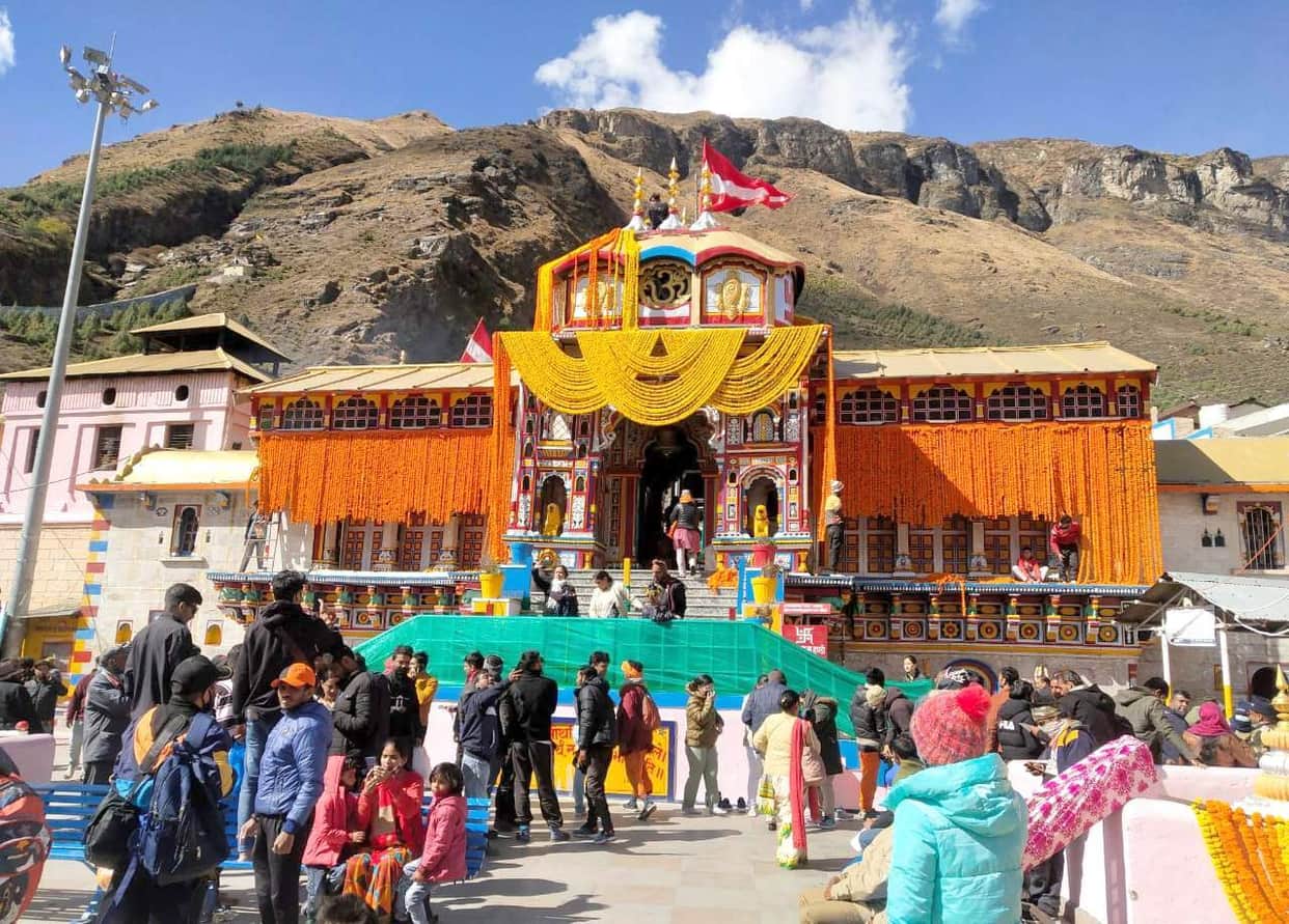 char dham yatra 2021: badrinath dham temple decorated with 17 quintals of flowers