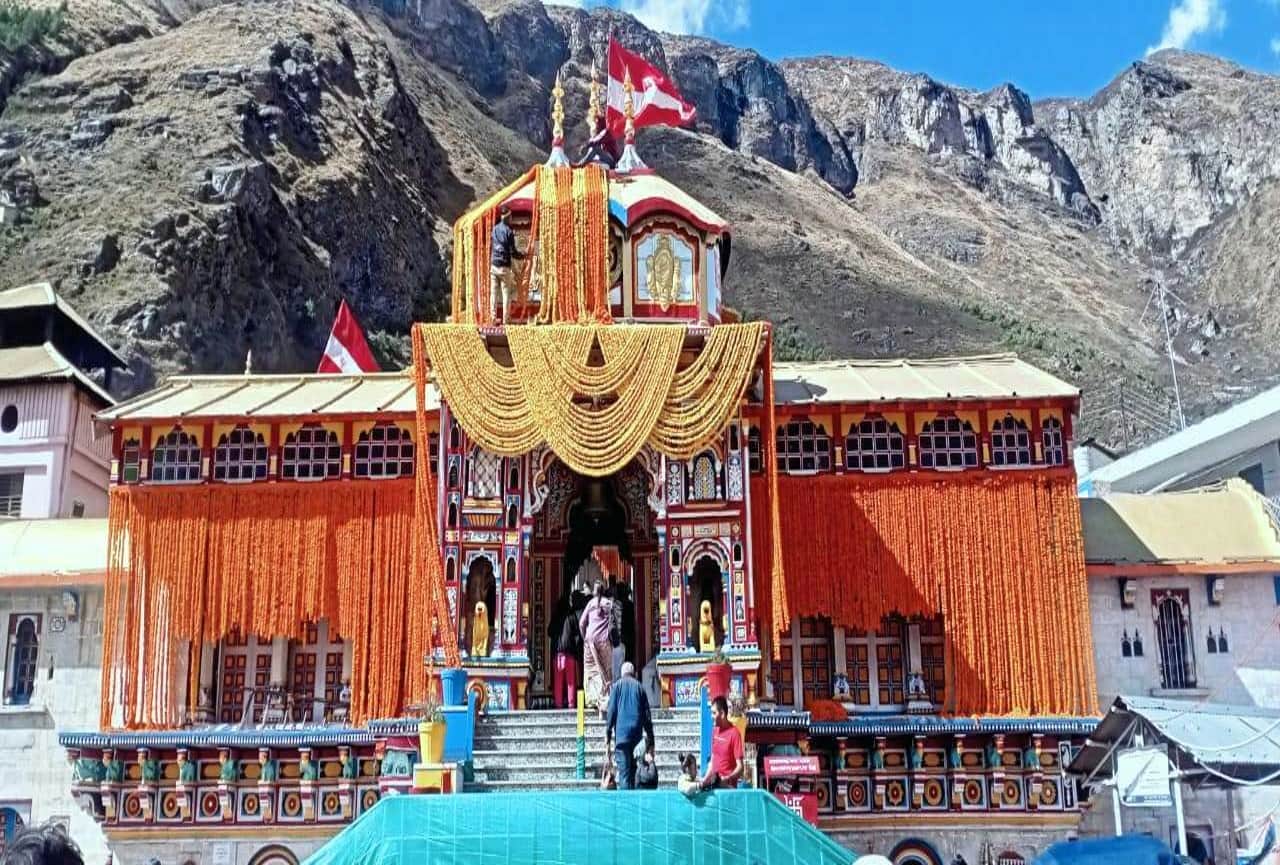 char dham yatra 2021: badrinath dham temple decorated with 17 quintals of flowers
