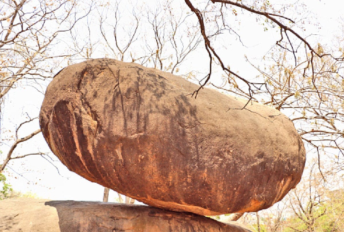 Balancing rock of Jabalpur has remained a mystery for many years even an earthquake of magnitude 6.2 could not shake it