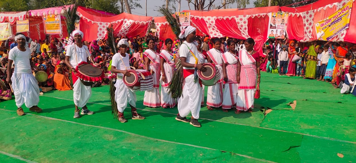 Artists mesmerized by the performance of Karma dance