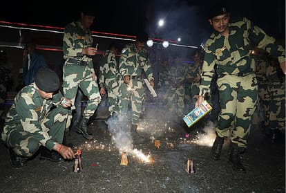 Jammu and Kashmir: Soldiers celebrated Diwali on the India-Pakistan border, see photos of enthusiasm and vigilance