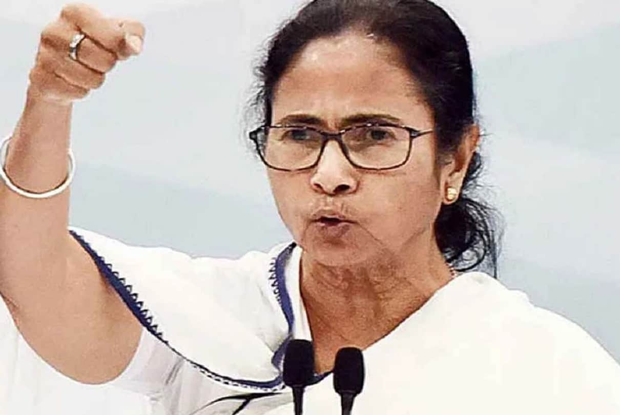 Bengal Cm Mamta Banerjee goofs up says rakesh roshan landed on moon netizens congratulate filmmaker