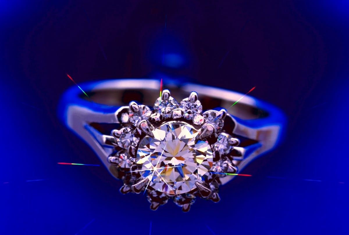 Precautions while buying diamond jewellery know how to check diamond is original or duplicate
