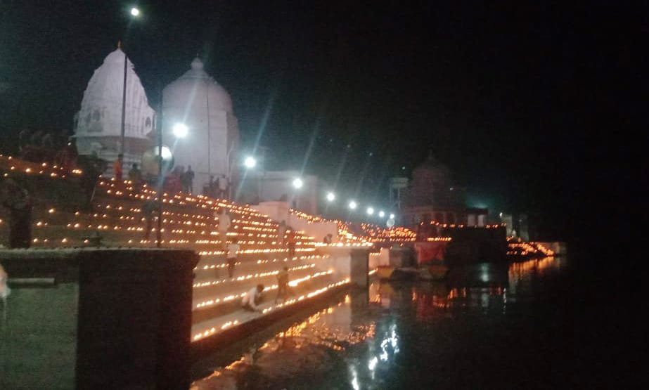 Deepotsav: The Ghats and Shiv temple of Bateshwar lit up