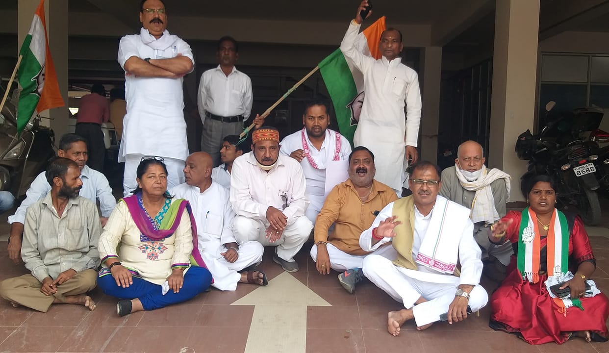 Protest against DAP's black market, memorandum submitted