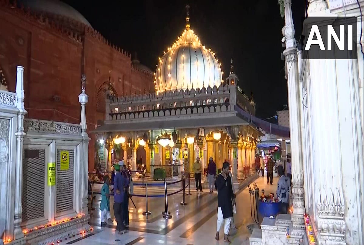 Delhi deeyas were illuminated at Hazrat Nizamuddin Auliya Dargah led by RSS leader indresh kumar