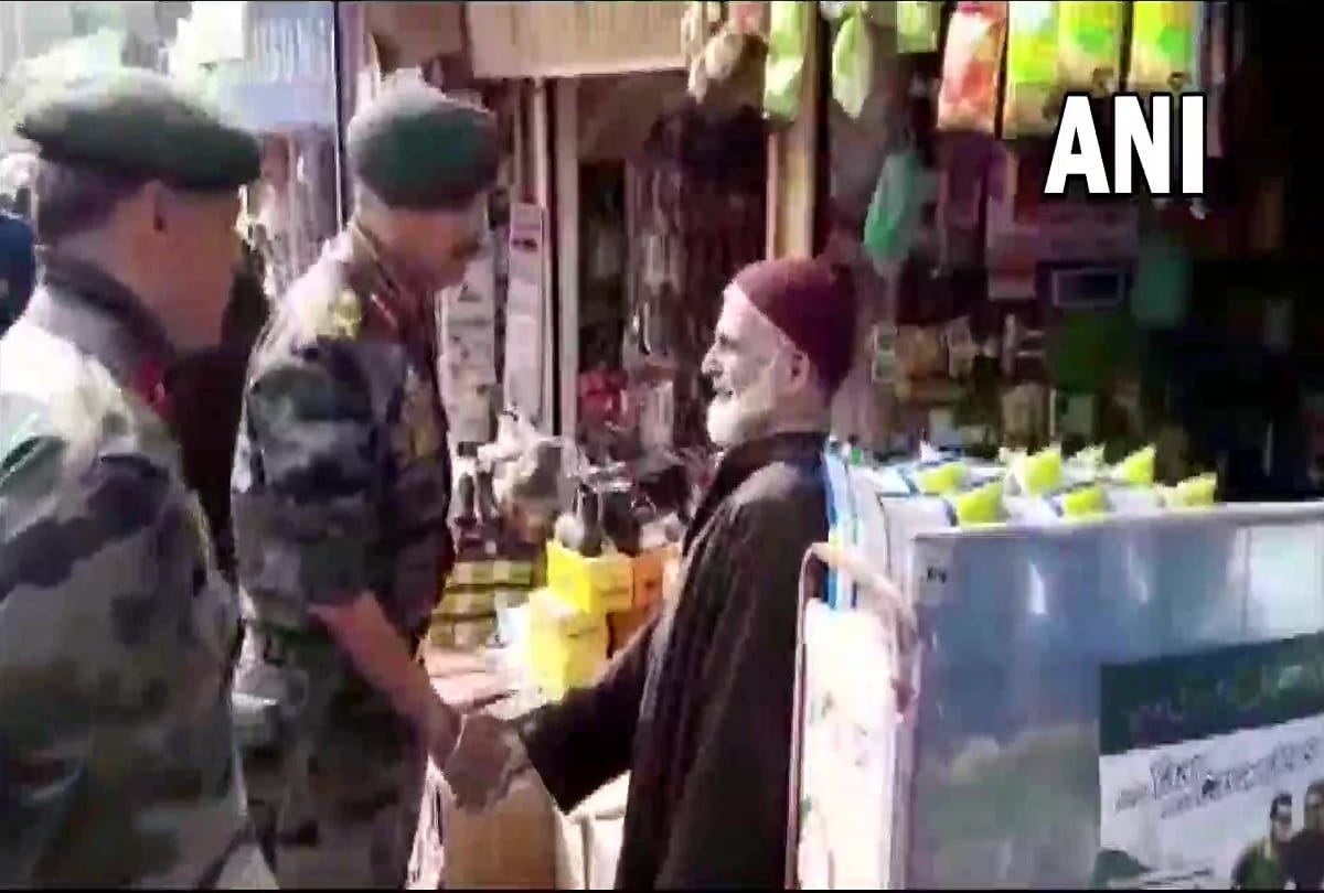 GOC wishes Diwali to the people in Shopian market, distributed sweets