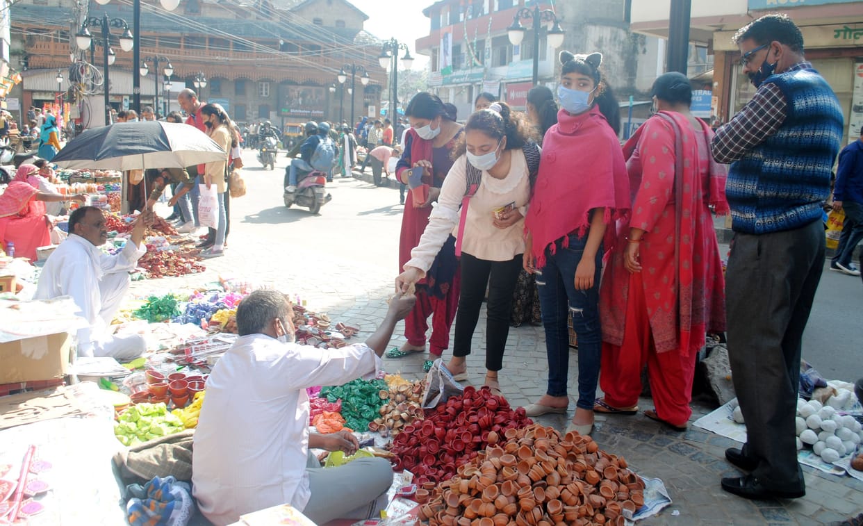 Crowd gathered in the markets of Mandi