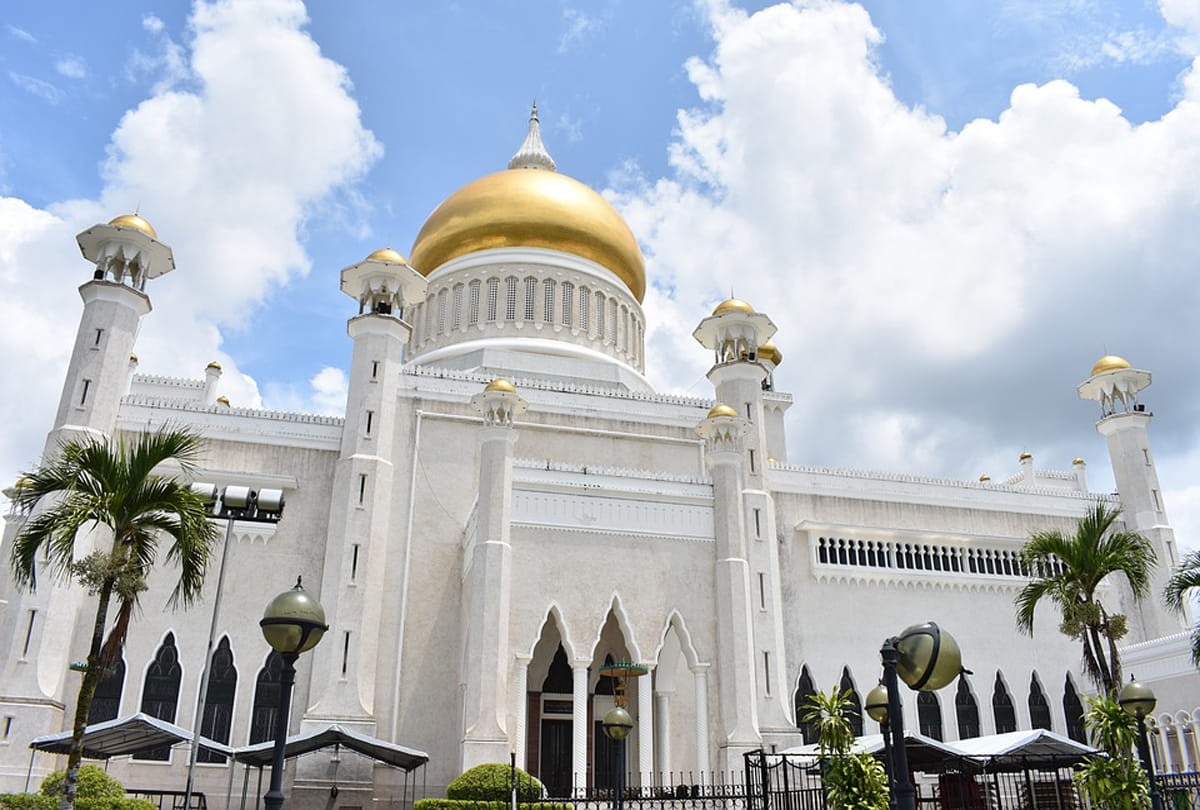 interesting facts of muslim country brunei where people put the wife photo on house walls Know about surprising things about this place
