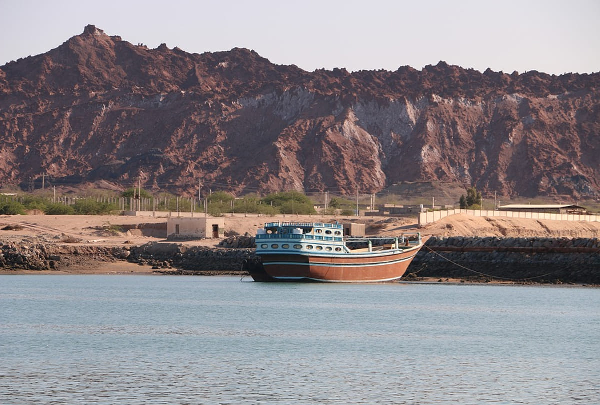 some interesting facts about hormuz island of iran where-people eat soil know the reason behind it