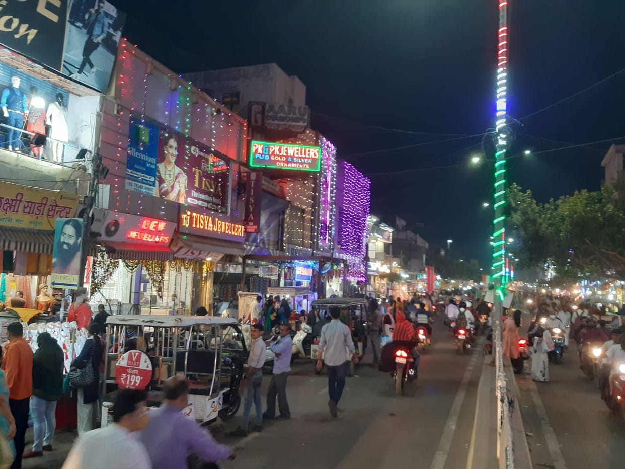 Mathura: The city of Kanha shone with fringes on Choti Diwali