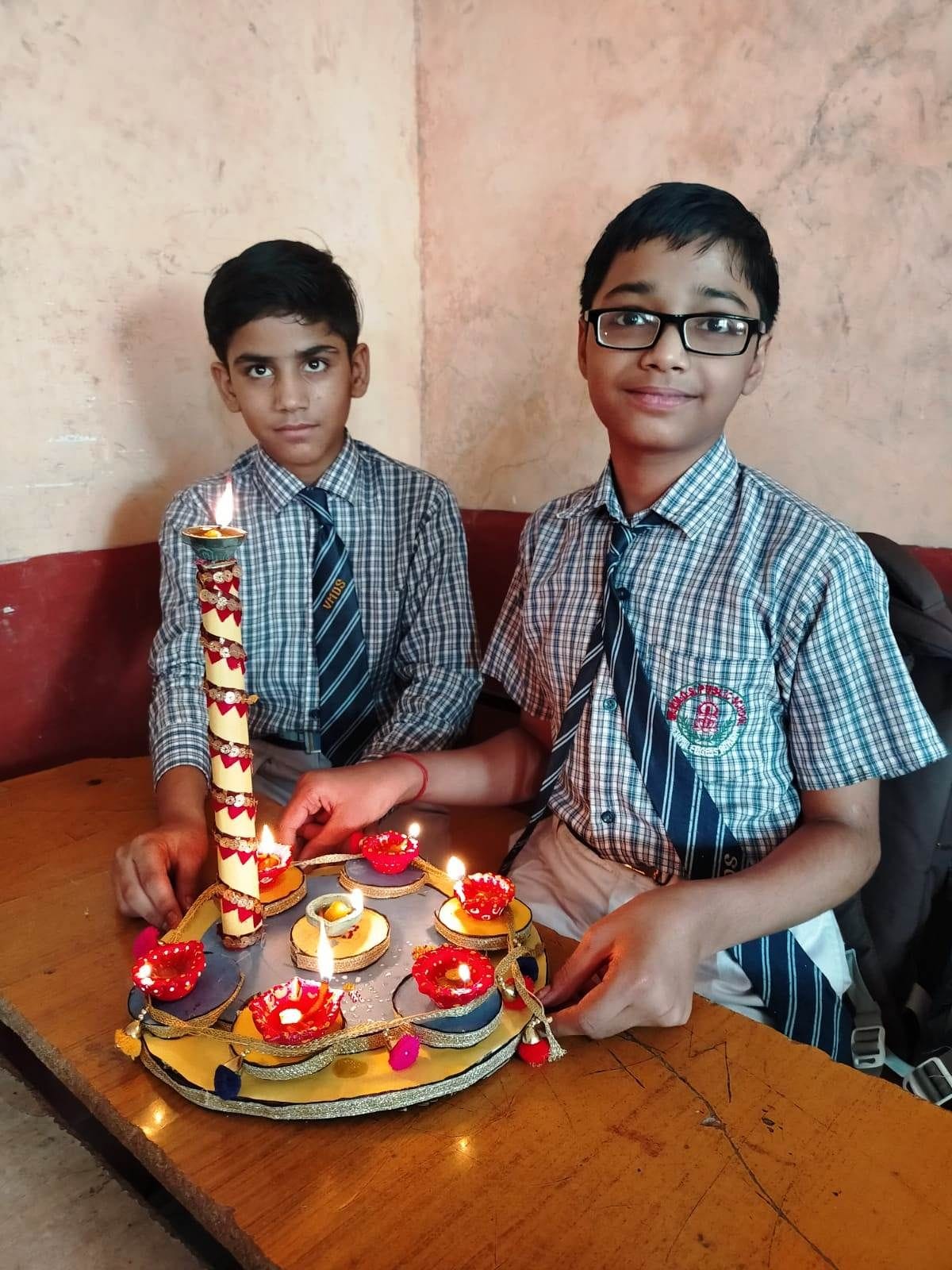 Hathras: Children showed talent in lamp decoration and poster making