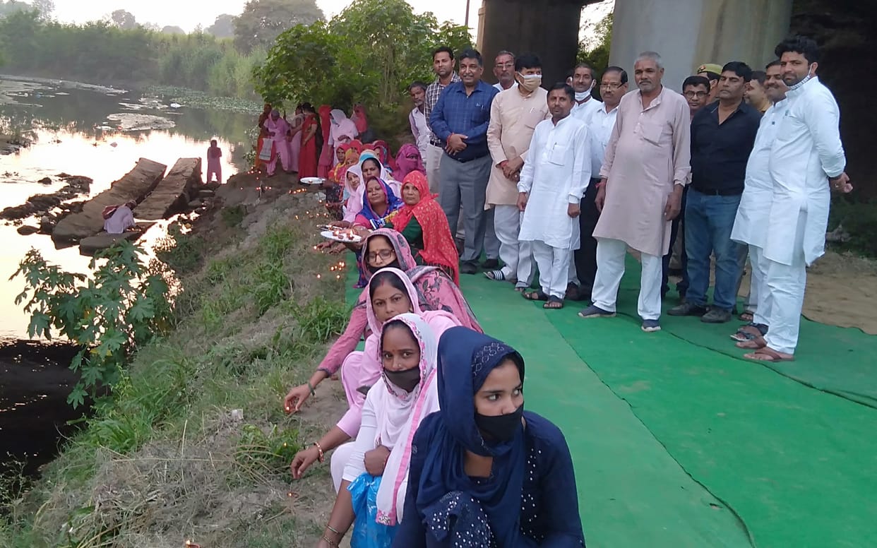 Light a lamp on the river bank, perform aarti