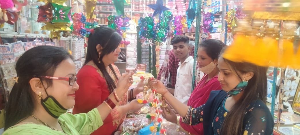 Bazaars corwded with people on Diwali eve