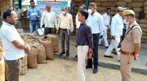 DM inspected the paddy purchasing centers of Gola Mandi Committee