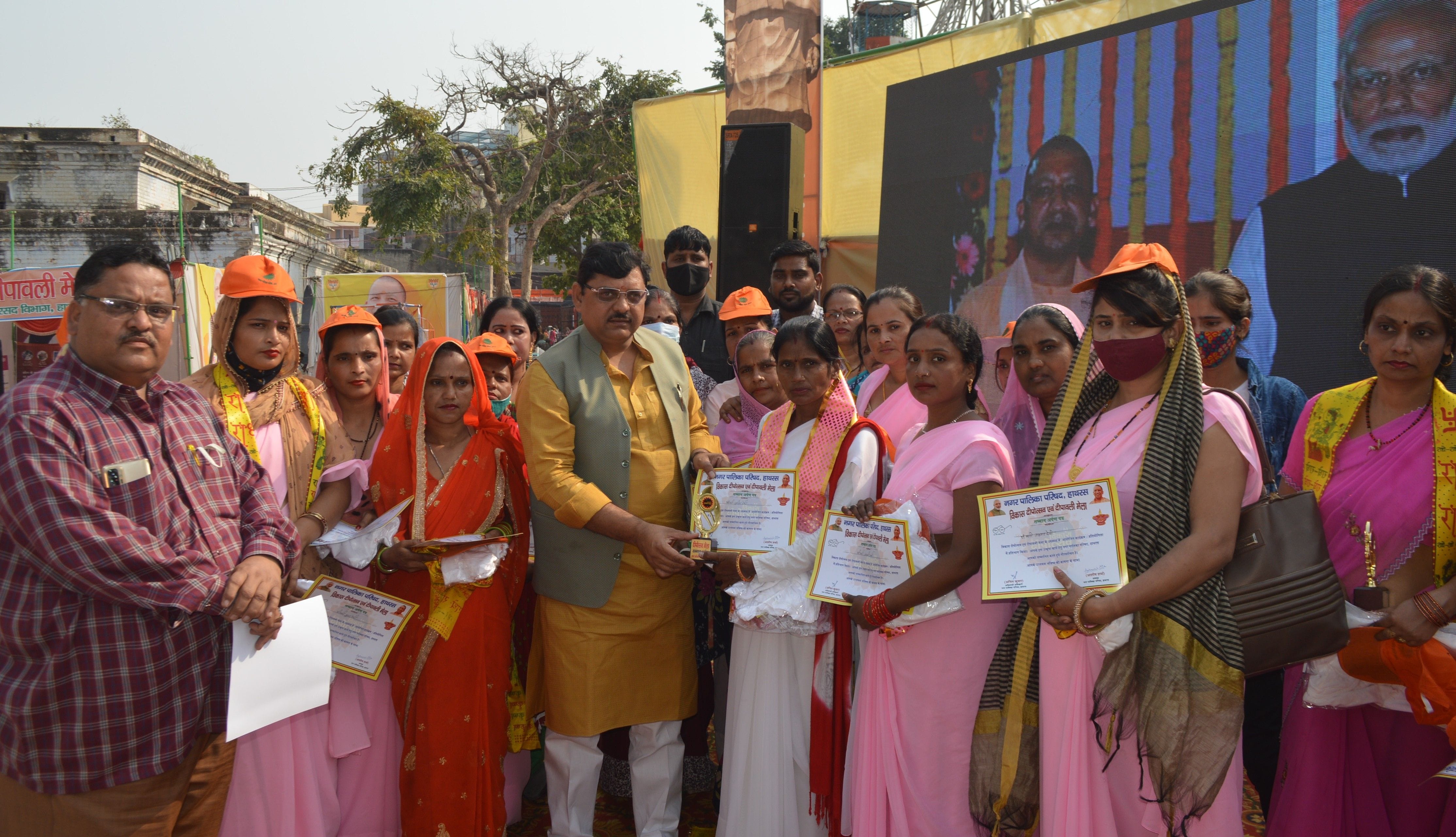 Hathras: Diwali fair ends with Charkula dance