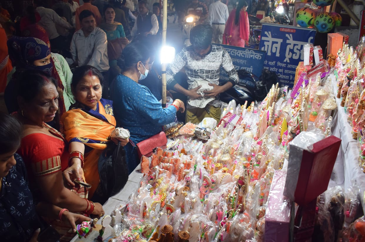Fierce shopping, faces of businessmen blossomed