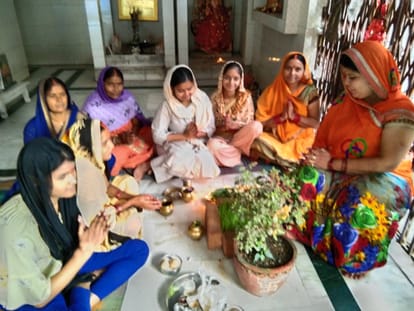 राधा-कृष्ण मंदिर में तुलसी पूजा करतीं श्रद्घालु।