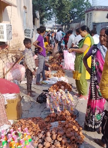 People shop with enthusiasm and enthusiasm on Diwali